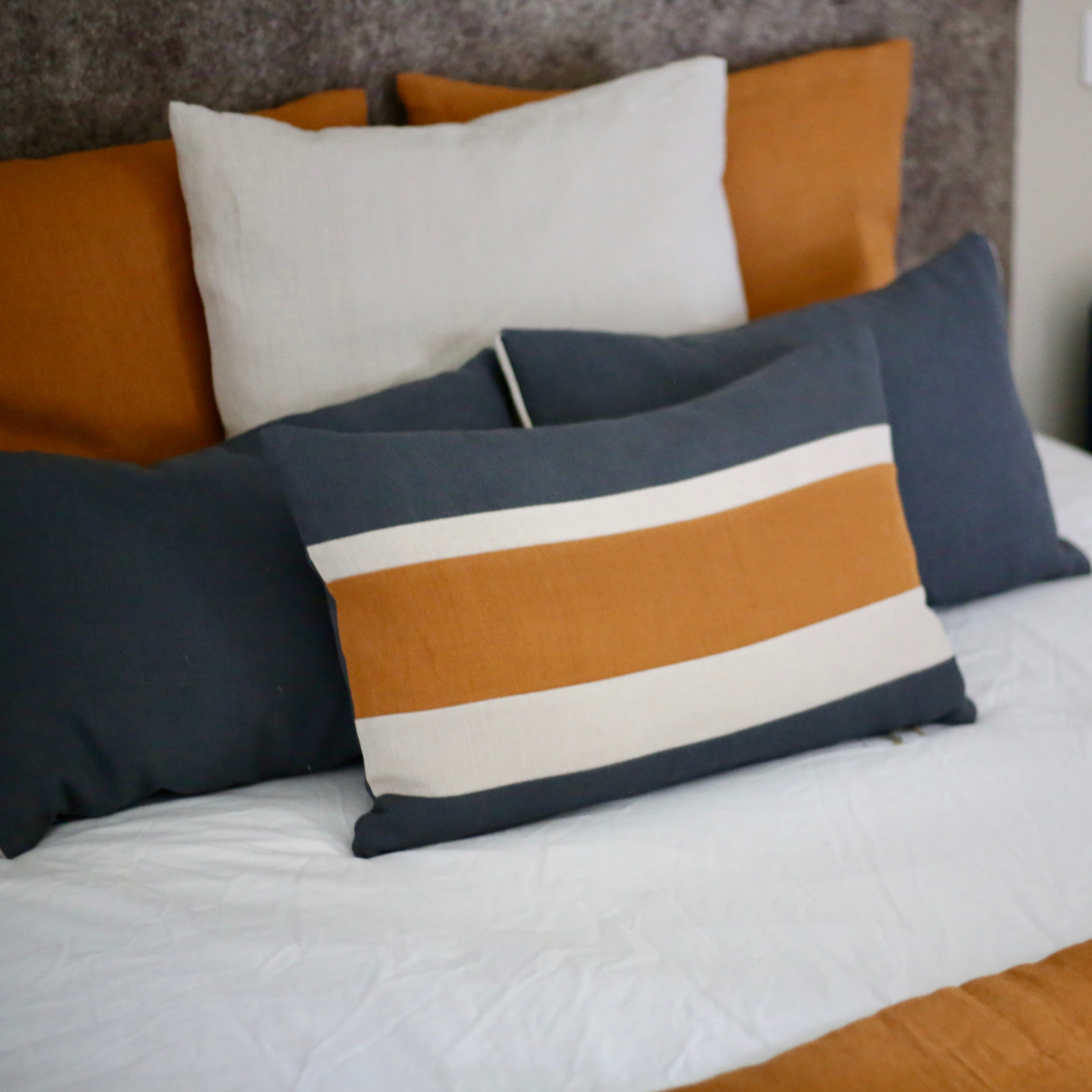 Coussin 60cm x 40cm en lin à bandes