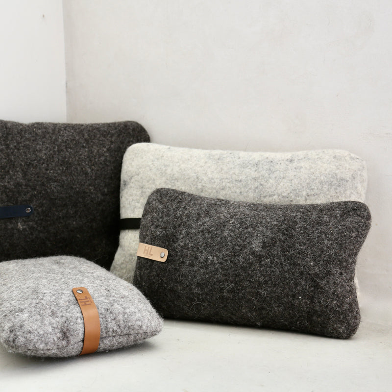 Coussins feutre de laine rectangles – Heloise Levieux