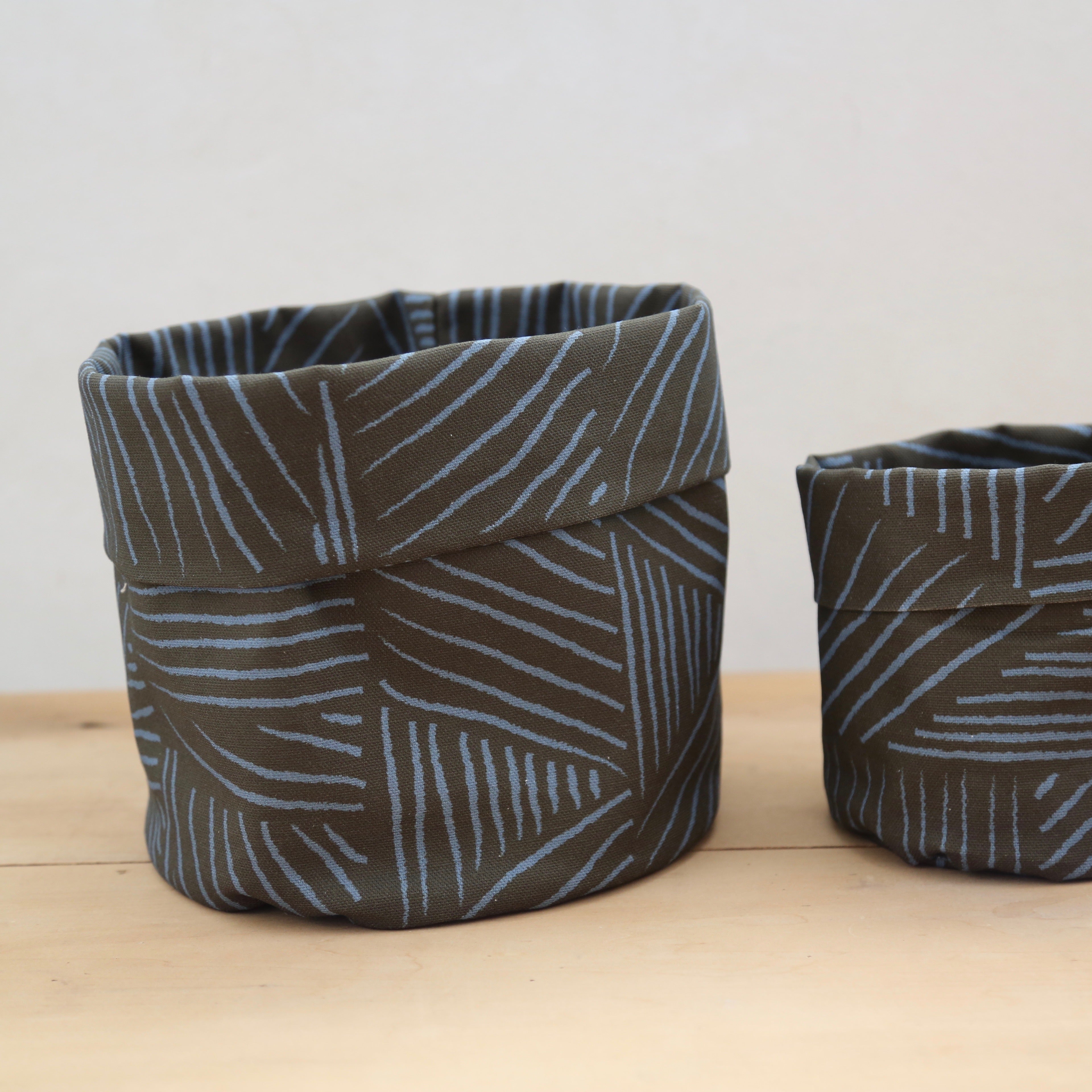 Tissu demi-natté, Champs fond kaki traits bleus