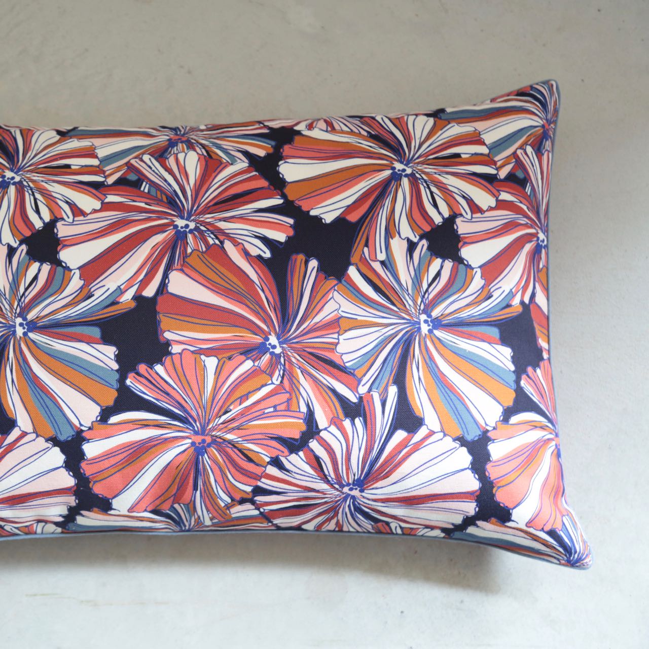 Coussin 60 X 40 cm en toile de coton imprimée dans les Vosges - collection été