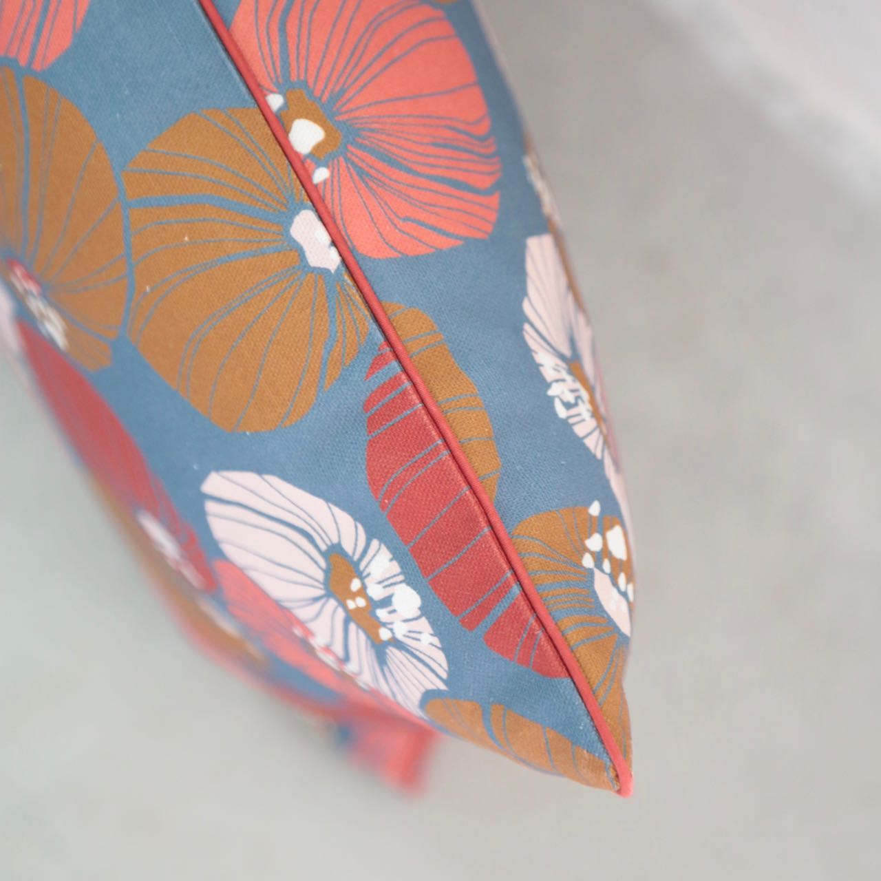 Coussin 30 X 50cm en toile de coton imprimée dans les Vosges - collection été